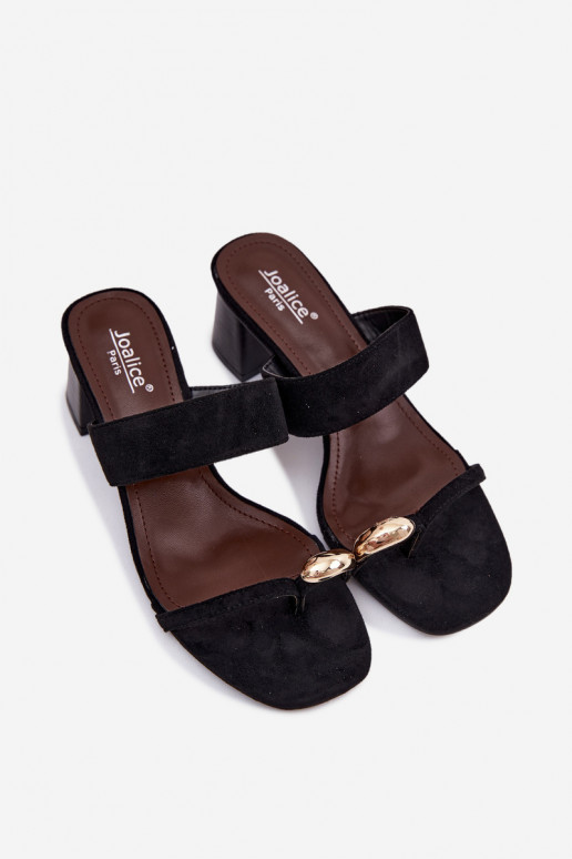 Pantoletten mit Absätzen und goldenen Details in Schwarz Dakotelle