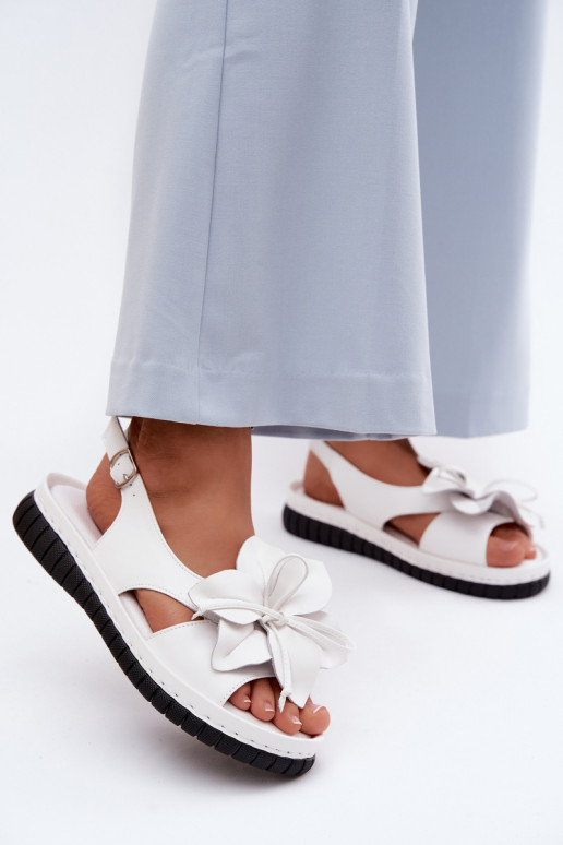 Weiße Damen-Sandalen mit dekorativen Ringen Vinceza 66917