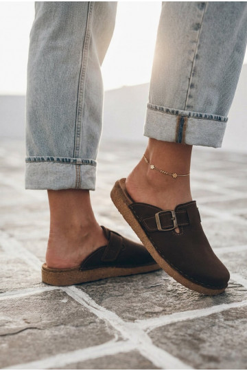Pantoletten mit Schnallen Inblu in Schokoladenfarbe