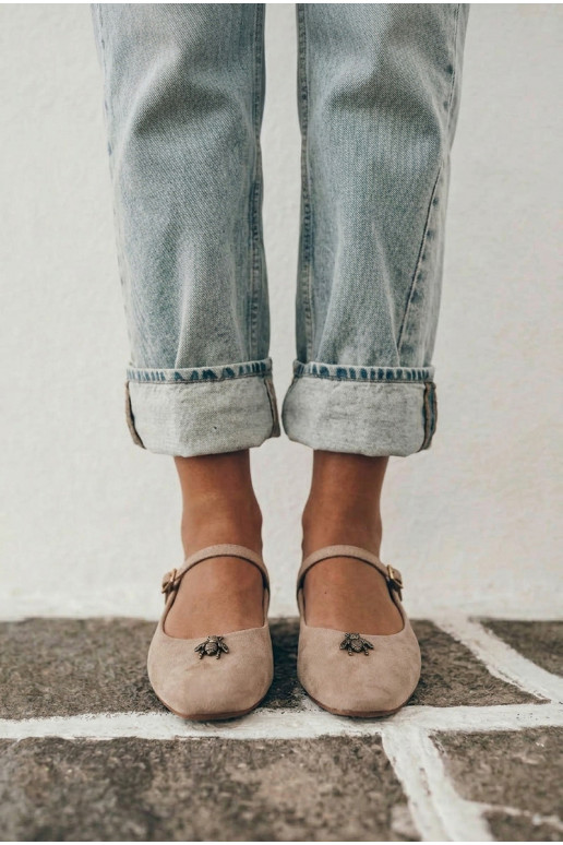 Damen Ballerinas mit Riemen und Schnallen in Sandfarbe aus Kunstveloursleder Pinea