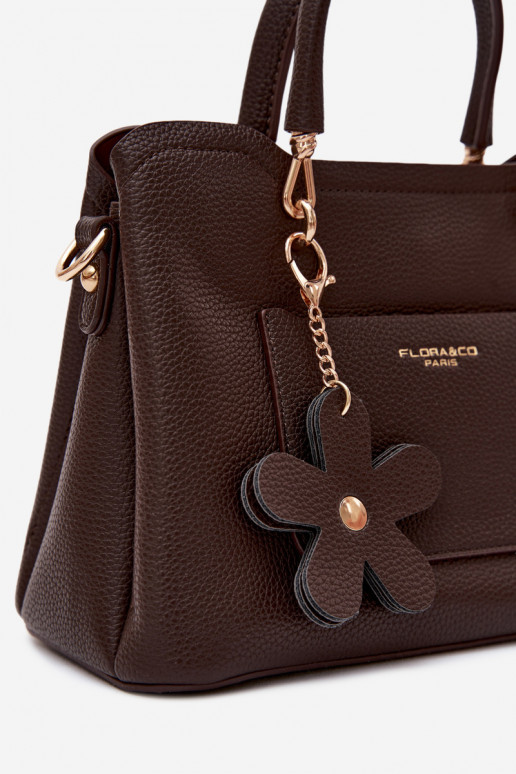 Handtasche mit Kunstleder-Schlüsselanhänger mit Blumenmotiven in Schokoladenfarbe Noomi