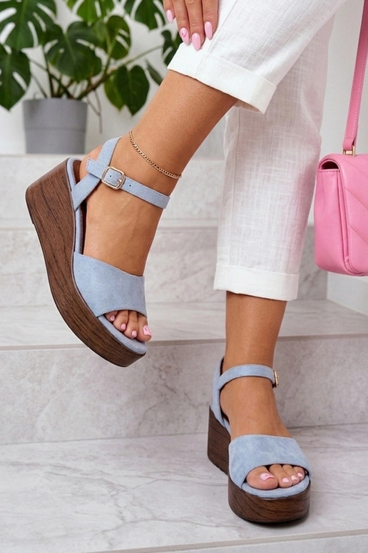 Blaue Sandalen auf der Plattform Nova