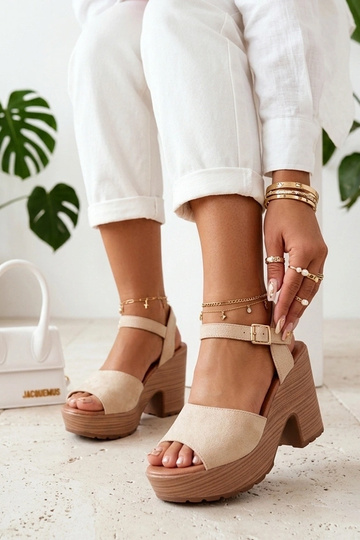 Sandfarbene Damen-Sandalen auf einem klobigen Absatz Elara