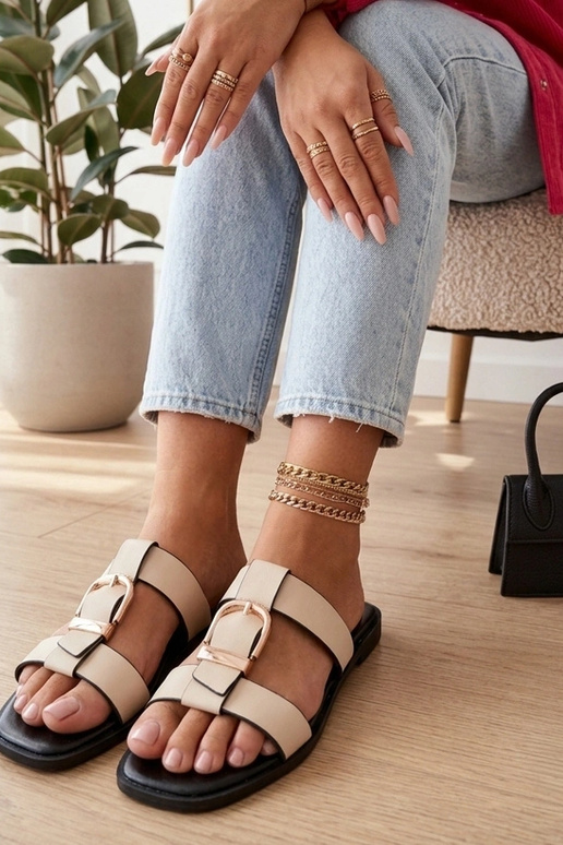 Sandfarbene Damenclogs mit dekorativem Schnallen Lavinia