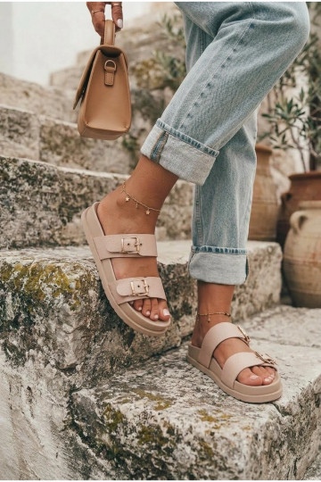 Damen Sandfarbene Slipper mit goldenen Schnallen Vilja