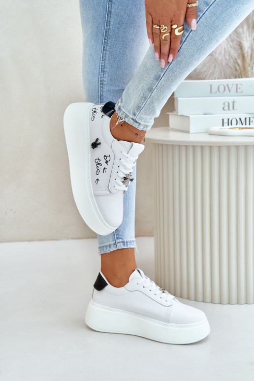 Weiße Sneakers aus Kunstleder mit Plattform und abnehmbaren Abzeichen Vinceza 89102