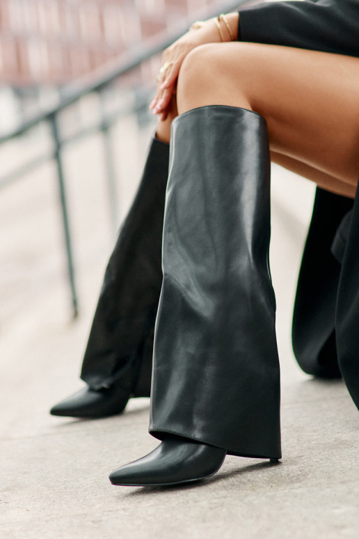 Wärmende lange Stiefel mit dünnen Absätzen und eingenähter Choleika in schwarzer Farbe Tamonia
