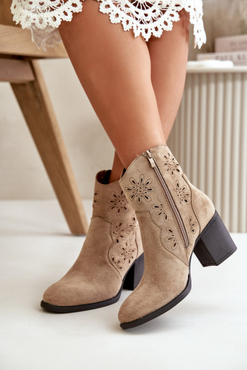 Stiefeletten mit Spitzen-Details und Absätzen aus Kunstsuede in Sandfarbe Nevishiia 2
