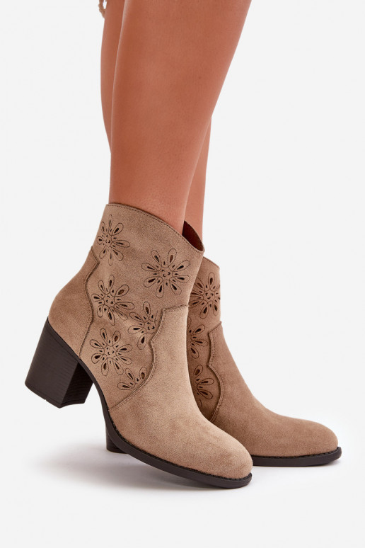 Stiefeletten mit Spitzen-Details und Absätzen aus Kunstsuede in Sandfarbe Nevishiia