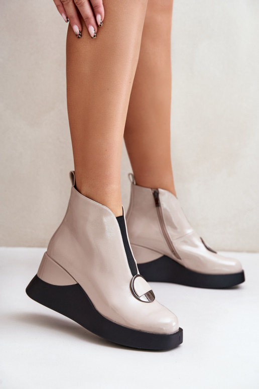 Sandfarbene Stiefeletten mit Plattform und Lackeffekt D&A MR880-136