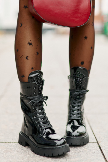 Schwarze Arbeitsstiefeletten mit Ornamenten und Lackeffekt Kelilea 2