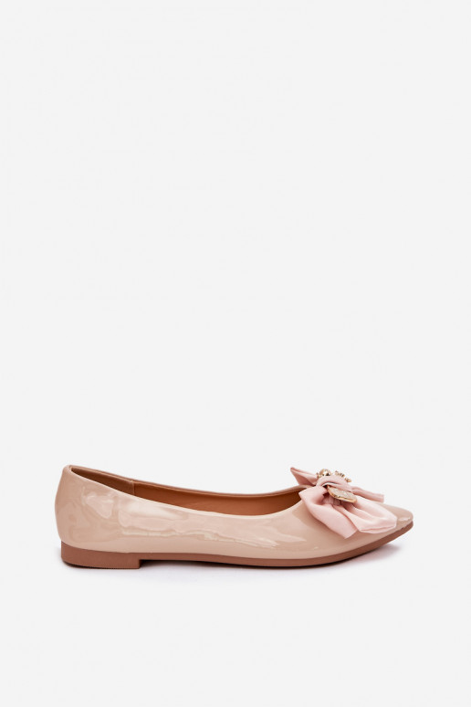 Lackierte Ballerinas mit Schleifen und goldenen Broschen in Sandfarbe Rivona