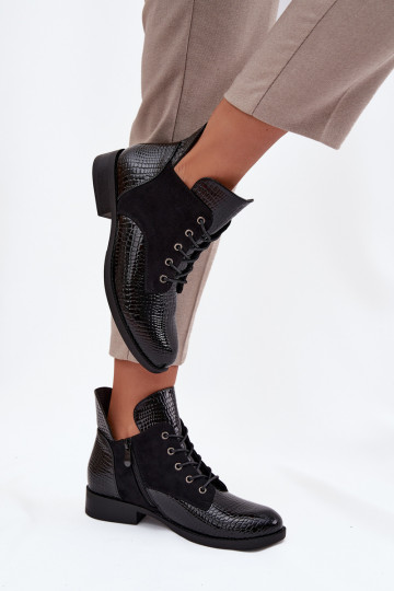 Schwarze Damen-Stiefeletten mit Lackeffekt und aufwendigen Prägungen Vinceza 16477
