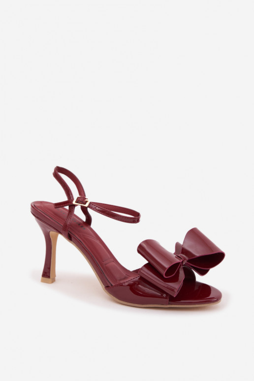 Bordeauxfarbene Sandalen mit Lackeffekt, dünnen Absätzen und Bändern Noliva
