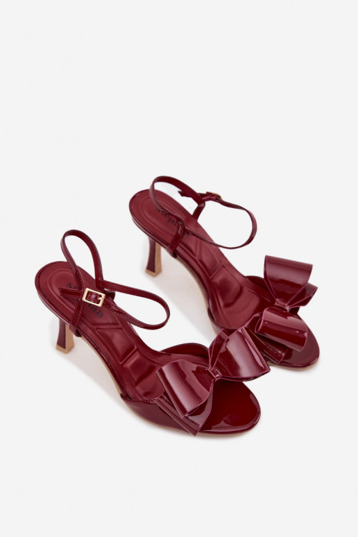 Bordeauxfarbene Sandalen mit Lackeffekt, dünnen Absätzen und Bändern Noliva