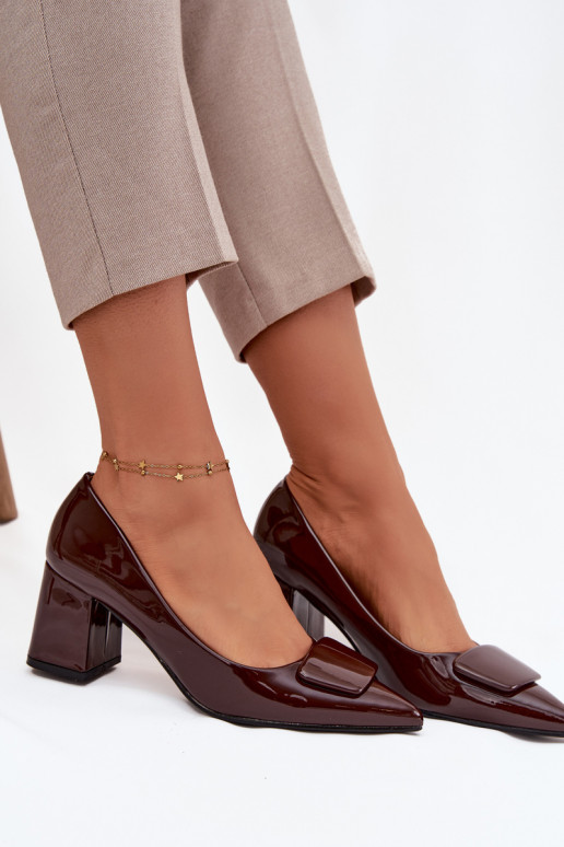 Lackeffekt-Schuhe mit Absätzen und Ornamenten CzekoladoĮe Isoline