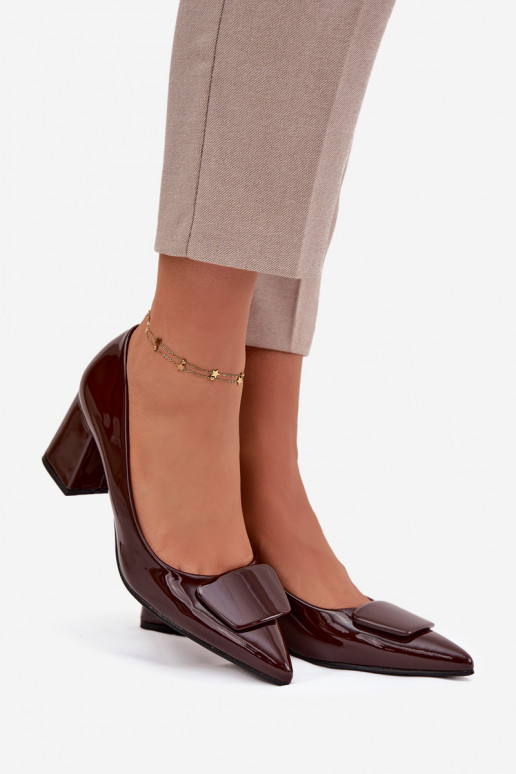 Lackeffekt-Schuhe mit Absätzen und Ornamenten CzekoladoĮe Isoline