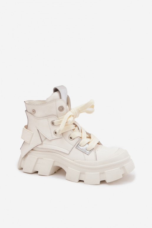 Weiße isolierte sportliche Stiefeletten GOE SS2N4055