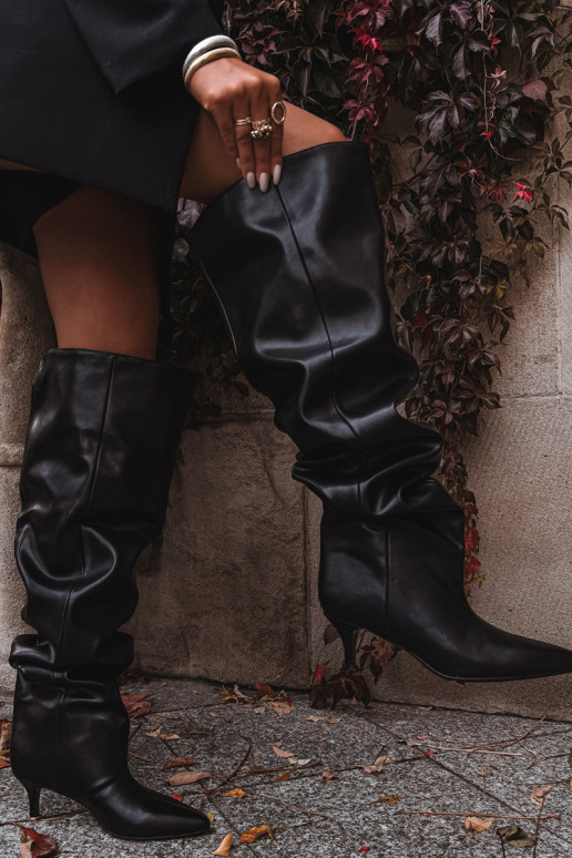 Damen kniehohe Stiefel zum Hineinschlüpfen mit schmalen Absätzen in schwarz Ysolienne