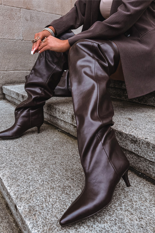 Damen kniehohe Stiefel zum Hineinschlüpfen mit schmalen Absätzen in schokoladenfarben Ysolienne
