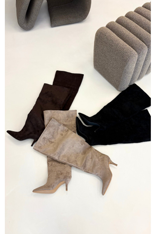 Slip-On Damenkniehohe Stiefel mit dünnen Absätzen in schwarzer Corly