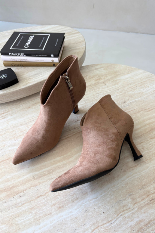 Damen Stiefeletten auf schmalem Absatz mit spitzem Zehen in sandfarbener Bessia