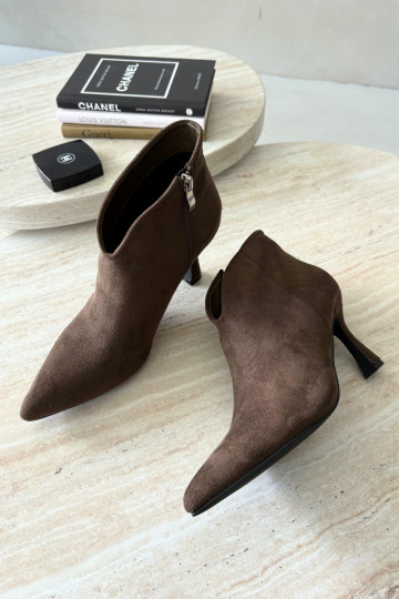 Damen Stiefeletten auf schmalem Absatz mit spitzem Zehen in khakifarbener Bessia