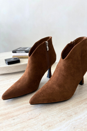 Damen Stiefeletten auf schmalem Absatz mit spitzem Zehen in brauner Bessia 2