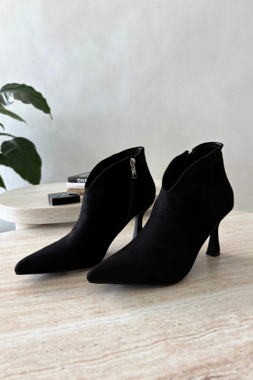Damen Stiefeletten auf schmalem Absatz mit spitzem Zehen in schwarzer Bessia