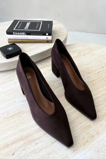 Schuhe mit spitzem Zehen und quadratischen Absätzen in schokoladenfarbener Lavisa 2