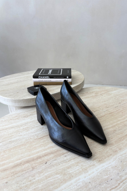 Schuhe mit spitzem Zehen und quadratischen Absätzen aus Kunstleder in schwarzer Lavisa