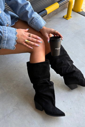 Damen Overknee-Stiefel mit gebogener Oberseite und Absätzen aus Wildleder in schwarzer Durela