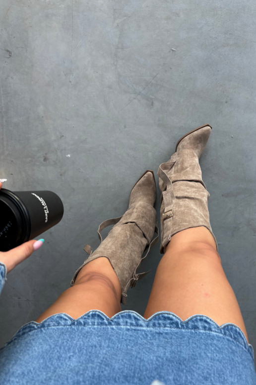 Damen Overknee-Stiefel mit Absätzen, Rüschen und Schnallen in sandfarbener Caster