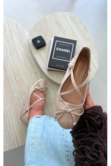 Beige lackierte Ballerinas mit Bändern Kokardką 2