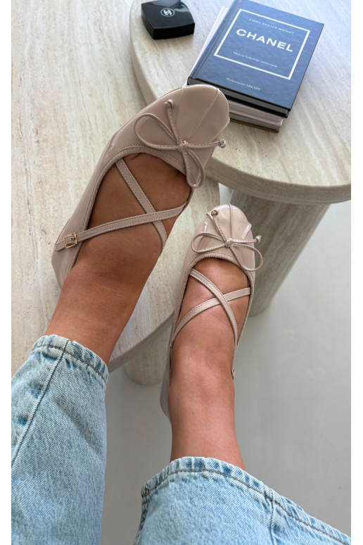 Beige lackierte Ballerinas mit Bändern Kokardką