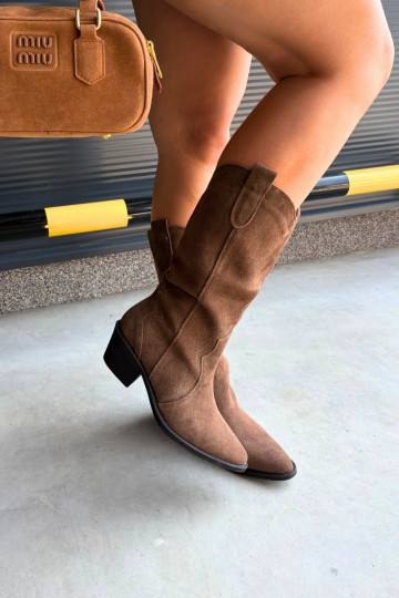 Kniehohe Cowboy-Stiefel aus natürlichem Wildleder mit Isolierung und Absatz in brauner Farbe Radley