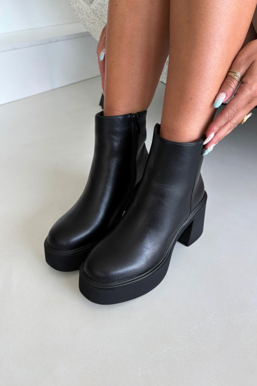 Isolierte Stiefeletten mit Absatz und Plattform in schwarzer Farbe Lurela
