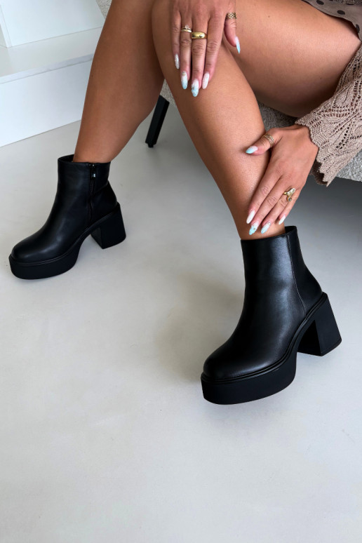 Isolierte Stiefeletten mit Absatz und Plattform in schwarzer Farbe Lurela