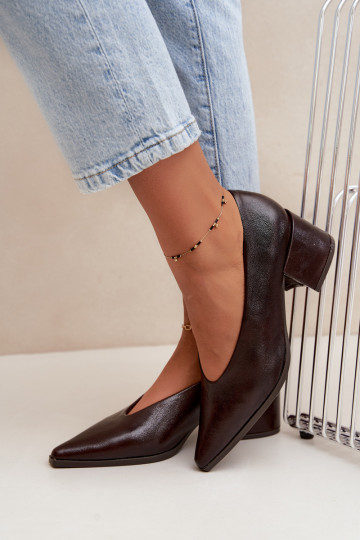 Schuhe mit spitzem Zehen und quadratischen Absätzen aus Kunstleder in dunkelbrauner Lavisa