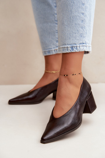 Schuhe mit spitzem Zehen und quadratischen Absätzen aus Kunstleder in dunkelbrauner Lavisa 2