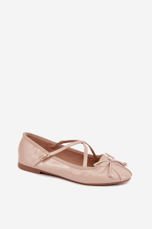 Beige lackierte Ballerinas mit Bändern Kokardką