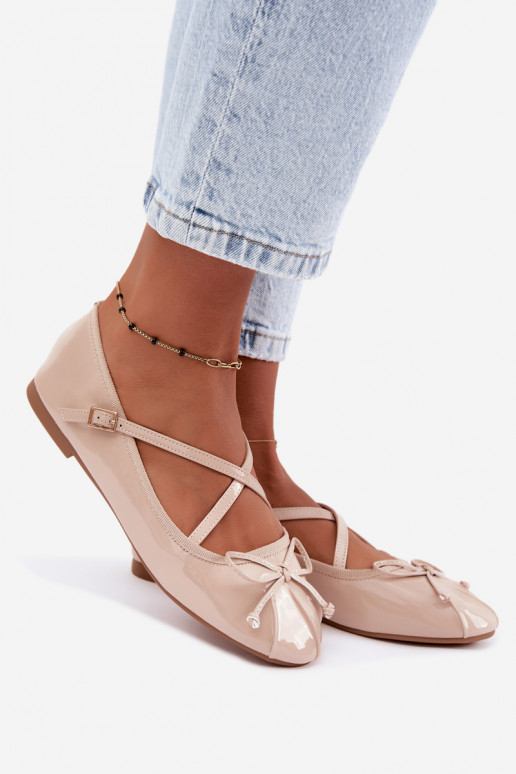 Beige lackierte Ballerinas mit Bändern Kokardką