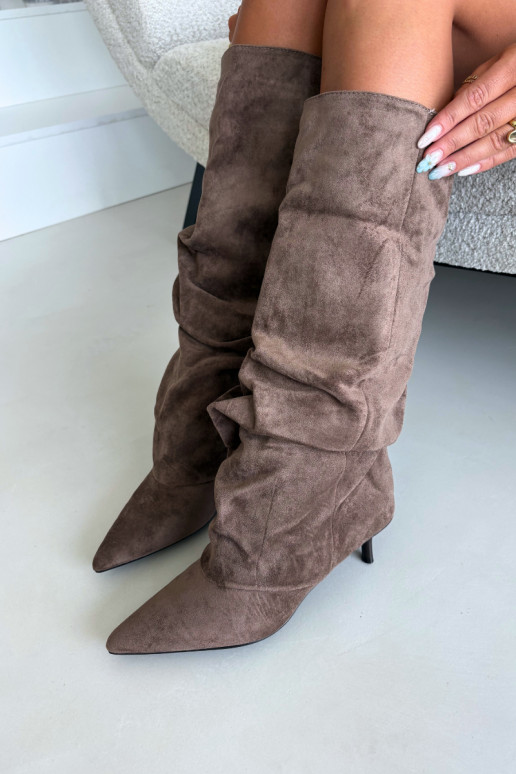 Khakifarbene zerknitterte Knöchelhohe Stiefel mit Kitten-Heel aus Wildleder LoĮen