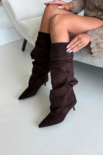 Schokoladenfarbene zerknitterte Knöchelhohe Stiefel mit Kitten-Heel aus Wildleder LoĮen