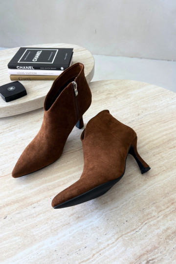 Damen Stiefeletten auf schmalem Absatz mit spitzem Zehen in brauner Bessia 2