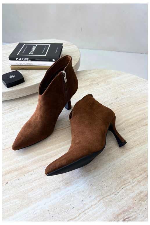 Damen Stiefeletten auf schmalem Absatz mit spitzem Zehen in brauner Bessia