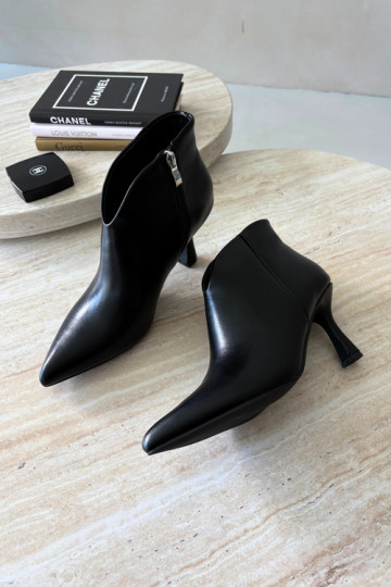 Damen Stiefeletten auf schmalem Absatz mit spitzem Zehen in schwarzer Bessia 2