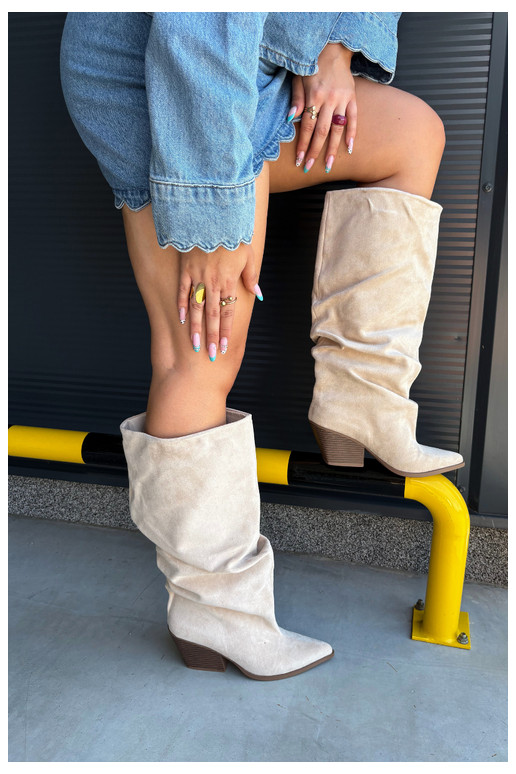 Damen Overknee-Stiefel mit gebogener Oberseite und Absätzen aus Wildleder in sandfarbener Durela