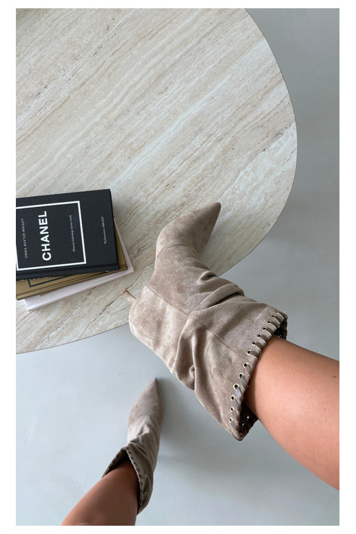 Falten ankle boots mit dünnen Absätzen in sandfarbener Herella