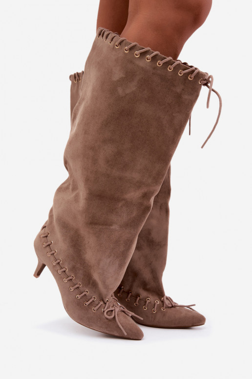 Stiefel bis zum Knie mit mittelhohem Absatz aus Kunstveloursleder mit dekorativen Schnürsenkeln in Sandfarbe Juletta